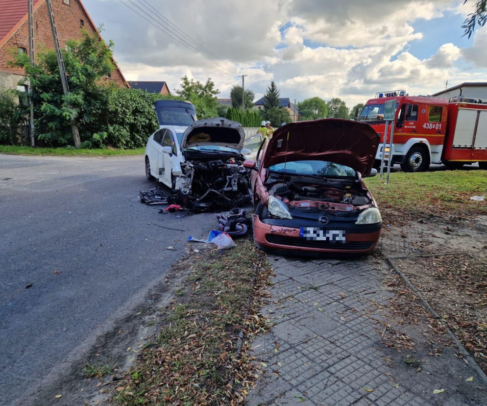 Rozbite auta po zderzeniu w Głuchowie, obok wóz strażacki. O wypadku i rannym dziecku przeczytasz na Eska Leszno.