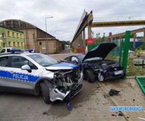 25-latek staranował radiowóz, chciał tez przejechać policjantów