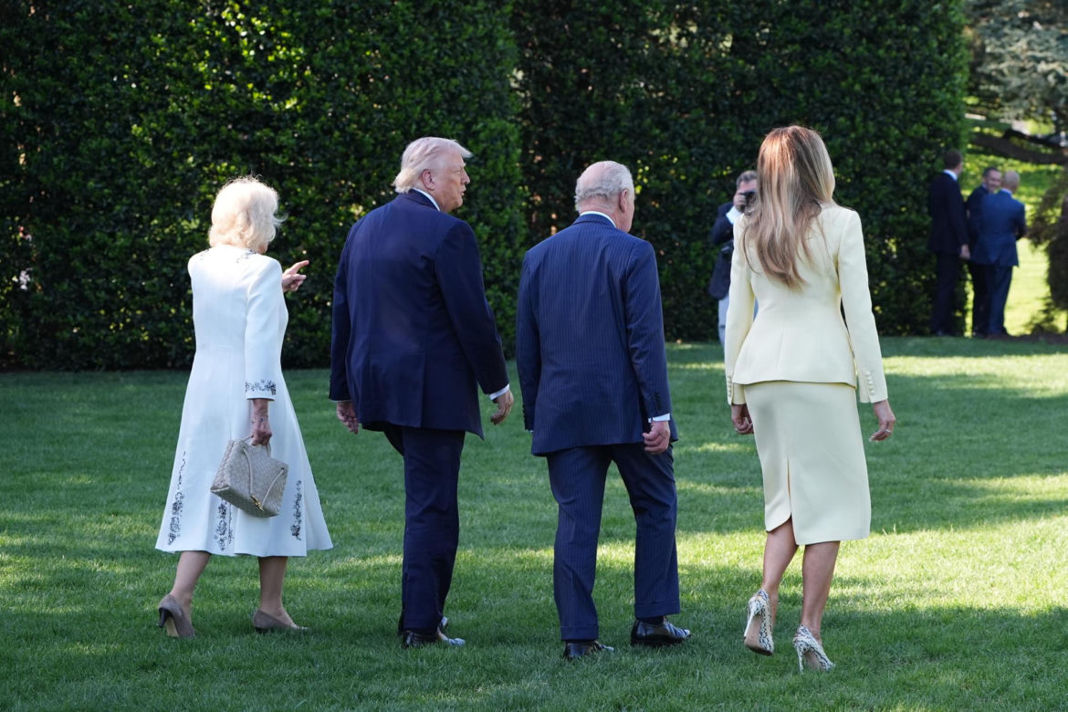 Król Karol i królowa Kamila u Trumpów. Melania dała im herbatę, a potem pokazała pasiekę w kształcie Białego Domu