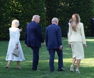 Król Karol i królowa Kamila u Trumpów. Melania dała im herbatę, a potem pokazała pasiekę w kształcie Białego Domu