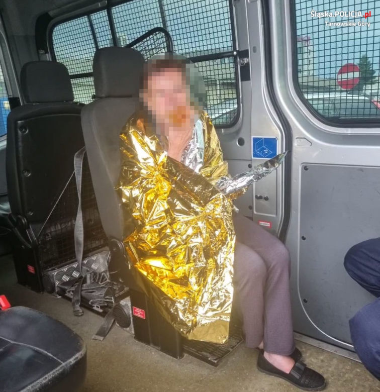 Zagubiona i zziębnięta błąkała się po ulicy. Seniorka trafiła do szpitala