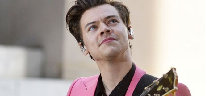 Harry Styles śpiewa wielki hit One Direction! To oznaka powrotu grupy? [VIDEO] 