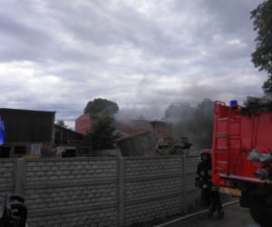 Pożar Wierzbica Dolna. Płonie poddasze trzypiętrowego budynku