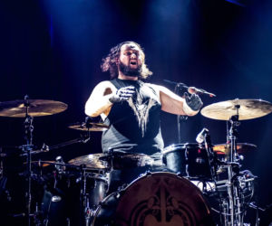 Skrupulatnie wyreżyserowany groteskowy spektakl okraszony nutą surrealizmu – Avatar zawładną Warszawą [RELACJA]