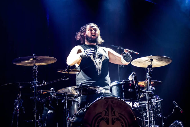 Skrupulatnie wyreżyserowany groteskowy spektakl okraszony nutą surrealizmu – Avatar zawładną Warszawą [RELACJA]