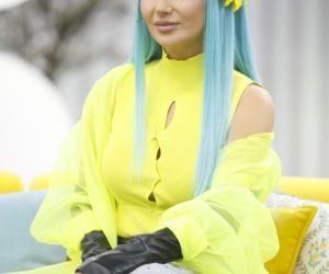 Cleo w niebieskich włosach