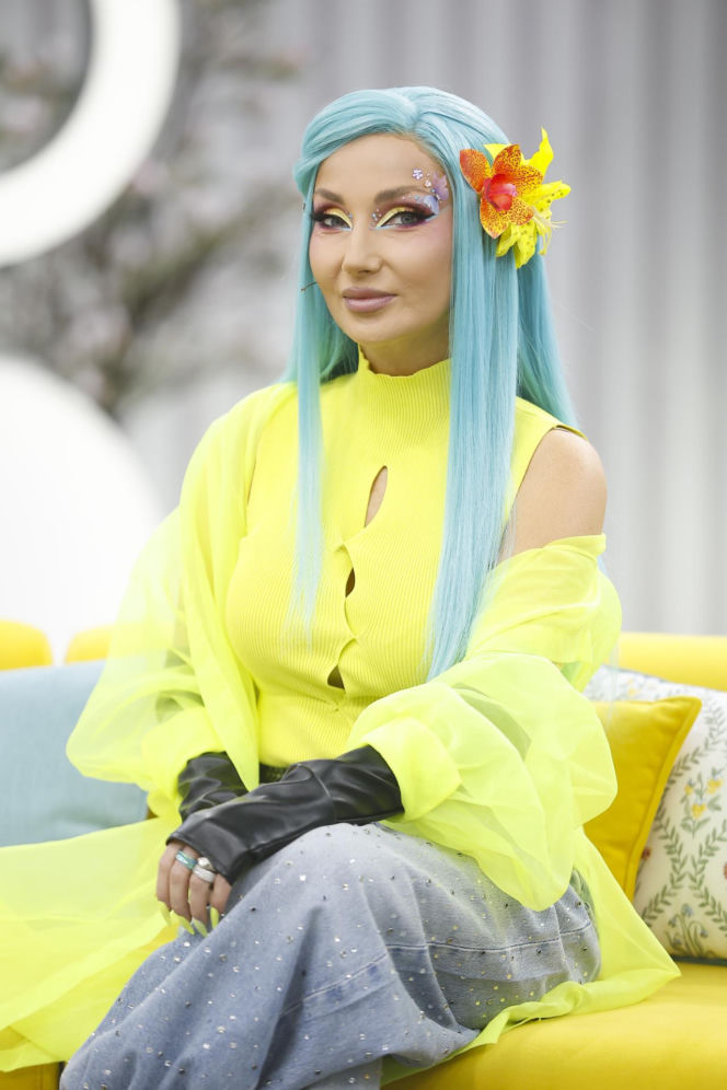 Cleo w niebieskich włosach