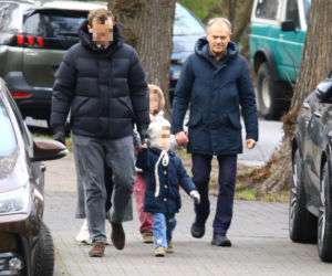 Donald Tusk z zięciem dźwigają gigantyczną choinkę. A za nimi drepcze Kasia z drugą. Wnusie premiera jak księżniczki