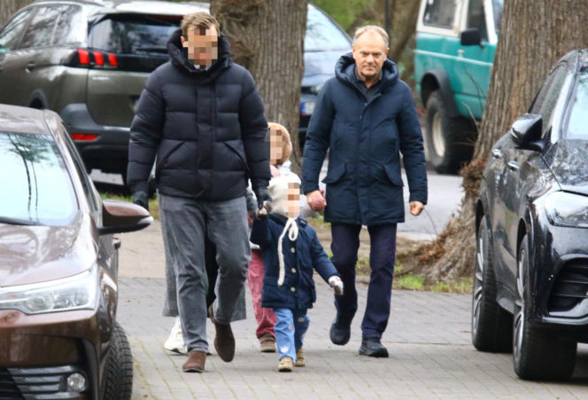 Donald Tusk z zięciem dźwigają gigantyczną choinkę. A za nimi drepcze Kasia z drugą. Wnusie premiera jak księżniczki