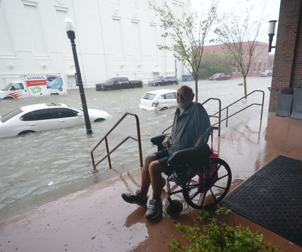 W centrum Pensacola, FL sztorm zalał ulice. Ludzi trzeba było ewakuować z domów