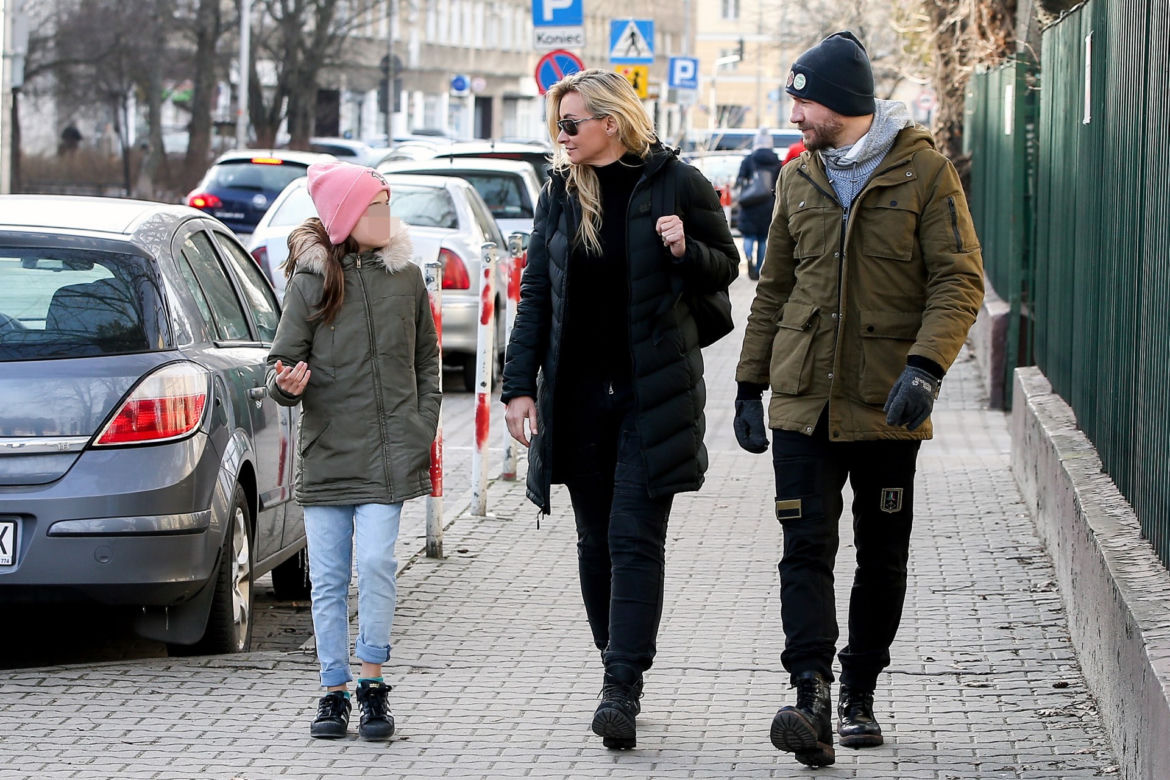 Martyna Wojciechowska z córeczką i z Przemkiem Kossakowski na spacerze