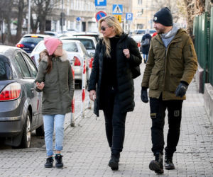 Martyna Wojciechowska z córeczką i z Przemkiem Kossakowski na spacerze