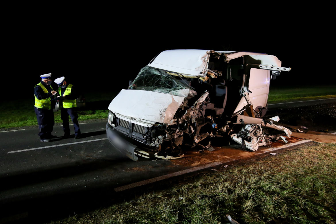 Brudzewek: Zderzenie autokaru z busem! Kierowca zakleszczony w aucie [ZDJĘCIA] 