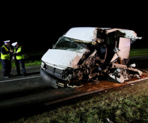 Brudzewek: Zderzenie autokaru z busem! Kierowca zakleszczony w aucie [ZDJĘCIA] 