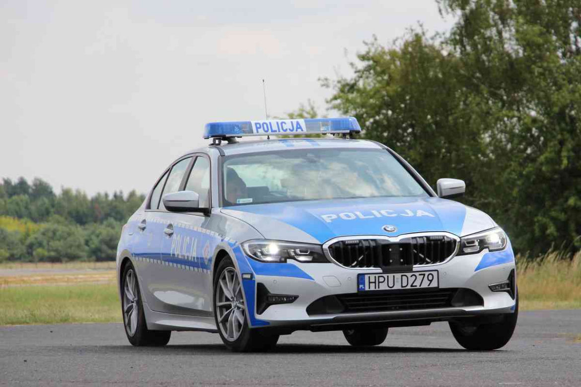 Policjanci przechodzą szkolenia z jazdy oznakowanymi BMW serii 3