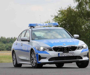 Policjanci przechodzą szkolenia z jazdy oznakowanymi BMW serii 3