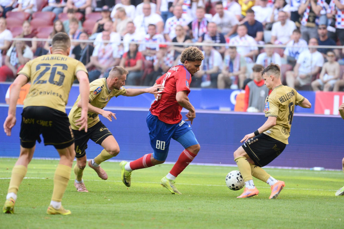 Puchar Polski pomiędzy Górnikiem Zabrze i Rakowem Częstochowa na PGE Narodowym w Warszawie