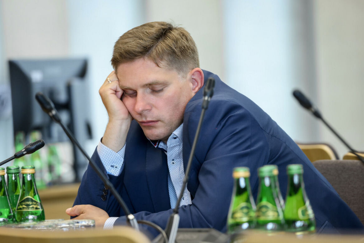 Poseł Bartosz Kownacki śpi w czasie posiedzenia komisji sejmowej