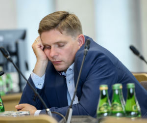 Poseł Bartosz Kownacki śpi w czasie posiedzenia komisji sejmowej