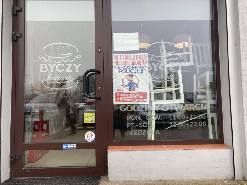 Toruński lokal nie chce obsługiwać policjantów i ich rodzin. Kontrowersyjny plakat