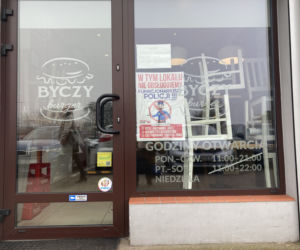 Toruński lokal nie chce obsługiwać policjantów i ich rodzin. Kontrowersyjny plakat