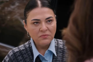 Panna młoda, odcinek 41: Beyza odkrywa, że Aysu została wyrzucona ze szkoły