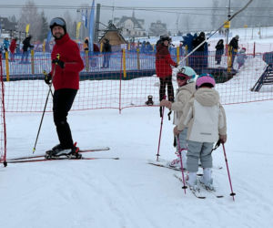 Kosiniak-Kamysz uczy dzieci szusować