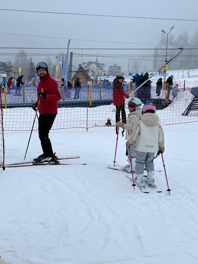 Kosiniak-Kamysz uczy dzieci szusować