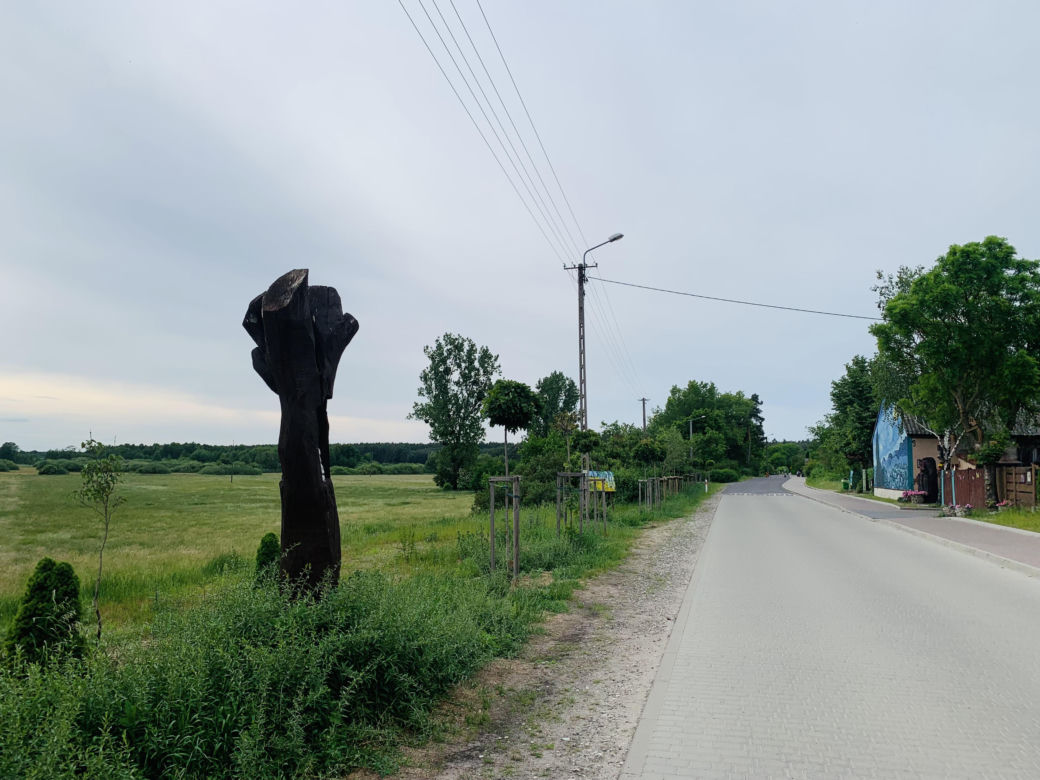 Kolorowe domy inspirowane twórczością Vincenta van Gogha zamieniły wieś liczącą zaledwie stu mieszkańców w prawdziwą atrakcję turystyczną