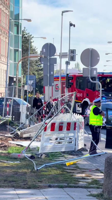 Groźny wypadek w centrum Opola. Auto wjechało w pieszych na chodniku