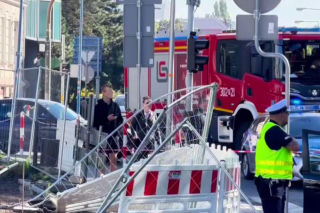 Groźny wypadek w centrum Opola. Auto wjechało w pieszych na chodniku