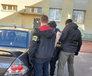 Pabianice. Poszukiwany przestępca zabarykadował się w domu. W akcji kontrterroryści i negocjatorzy! [FOTO]
