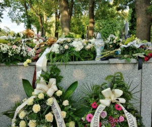 Tarnów. Ostatnie pożegnanie Karoliny Bojarskiej. Grobowiec utonął w kwiatach 