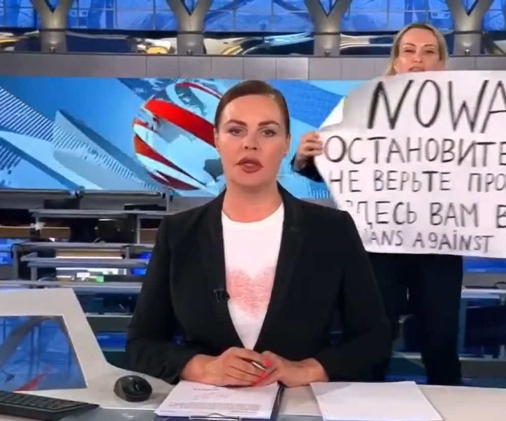  Sensacja w rosyjskiej telewizji! Dziennikarka wparowała z plakatem antywojennym: Nie dla wojny!