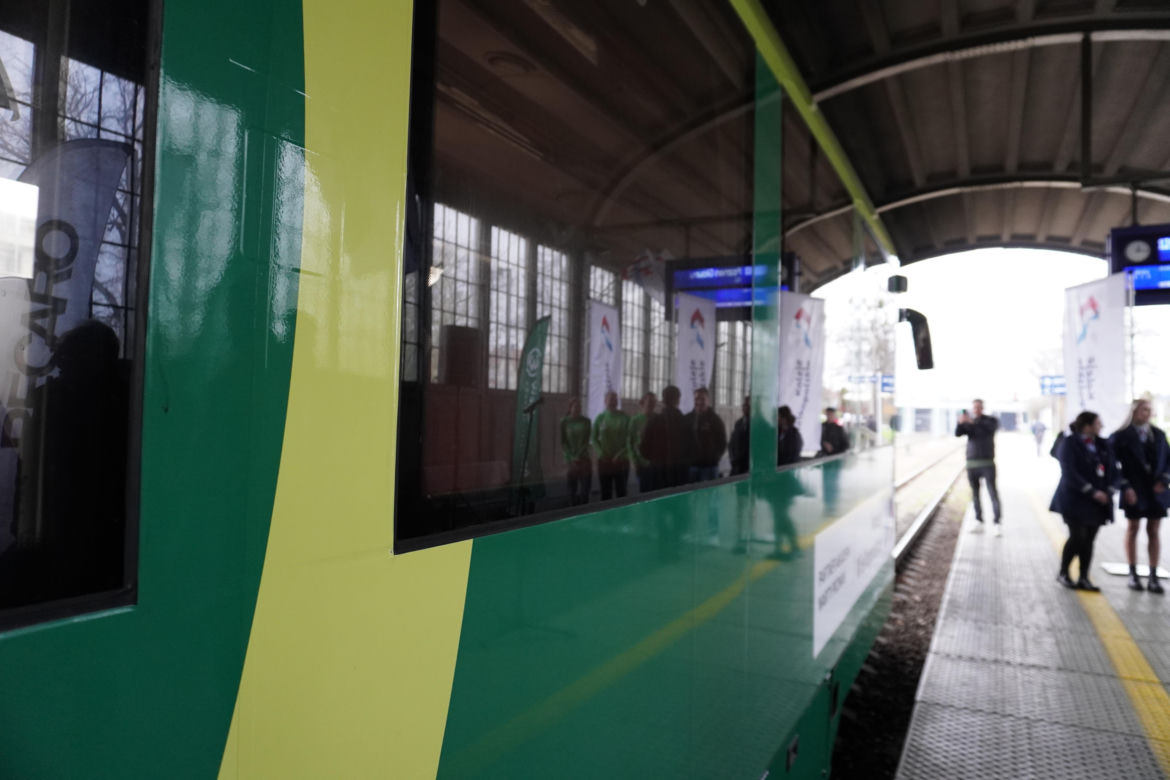 Pociąg Kolei Wielkopolskich w barwach Warty Poznań
