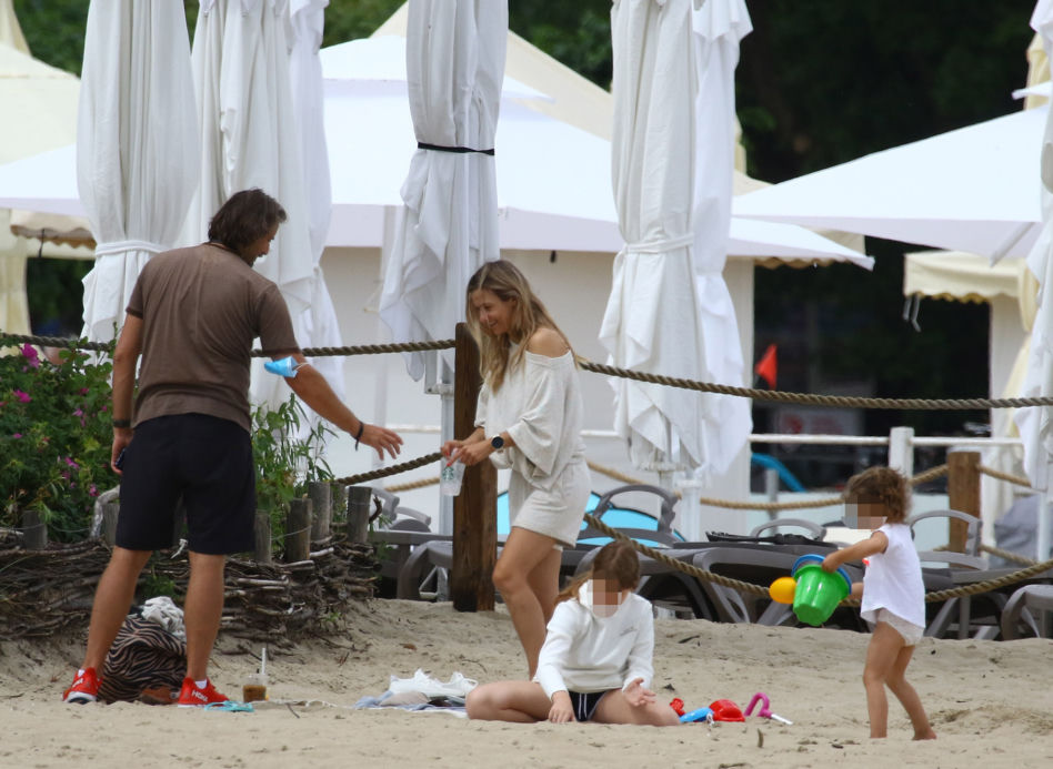 Koroniewska z Dowborem całują się na plaży