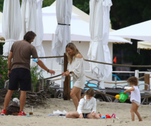 Koroniewska z Dowborem całują się na plaży