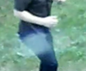 Krakowska policja szuka tego mężczyzny. Wyszedł z tramwaju za 32-latkiem i brutalnie go pobił! [ZDJĘCIA]