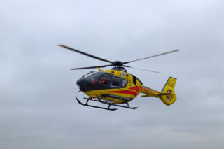 Skrajnie niebezpieczny wypadek w Nowej Rudzie. 4-letni chłopiec wypadł z okna