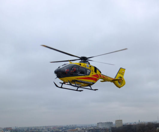 Samochód wjechał pod pociąg towarowy. Trzy osoby trafiły do szpitala