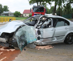 Rozpędzona 20-latka uderzyła w drzewo! Z jej pięknego bmw nic nie zostało [ZDJĘCIA] 