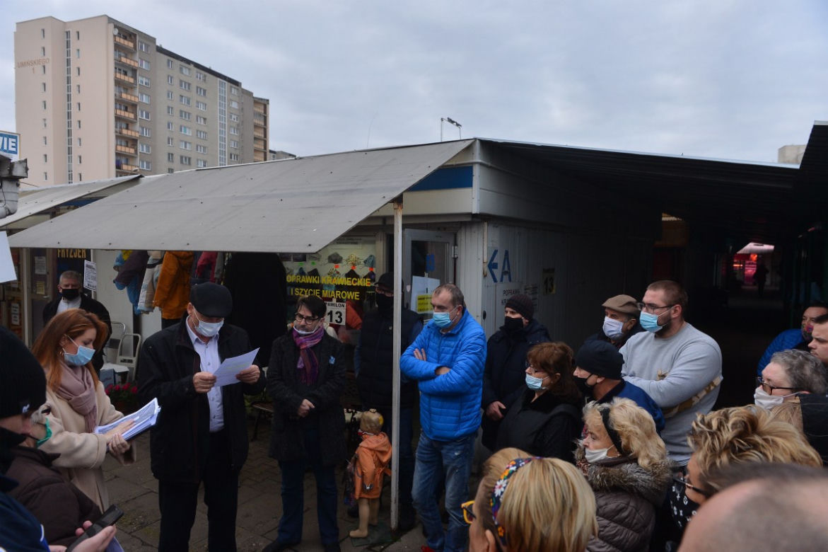 Przyszłość handlarzy z bazarku na Gocławiu jest w ich rękach