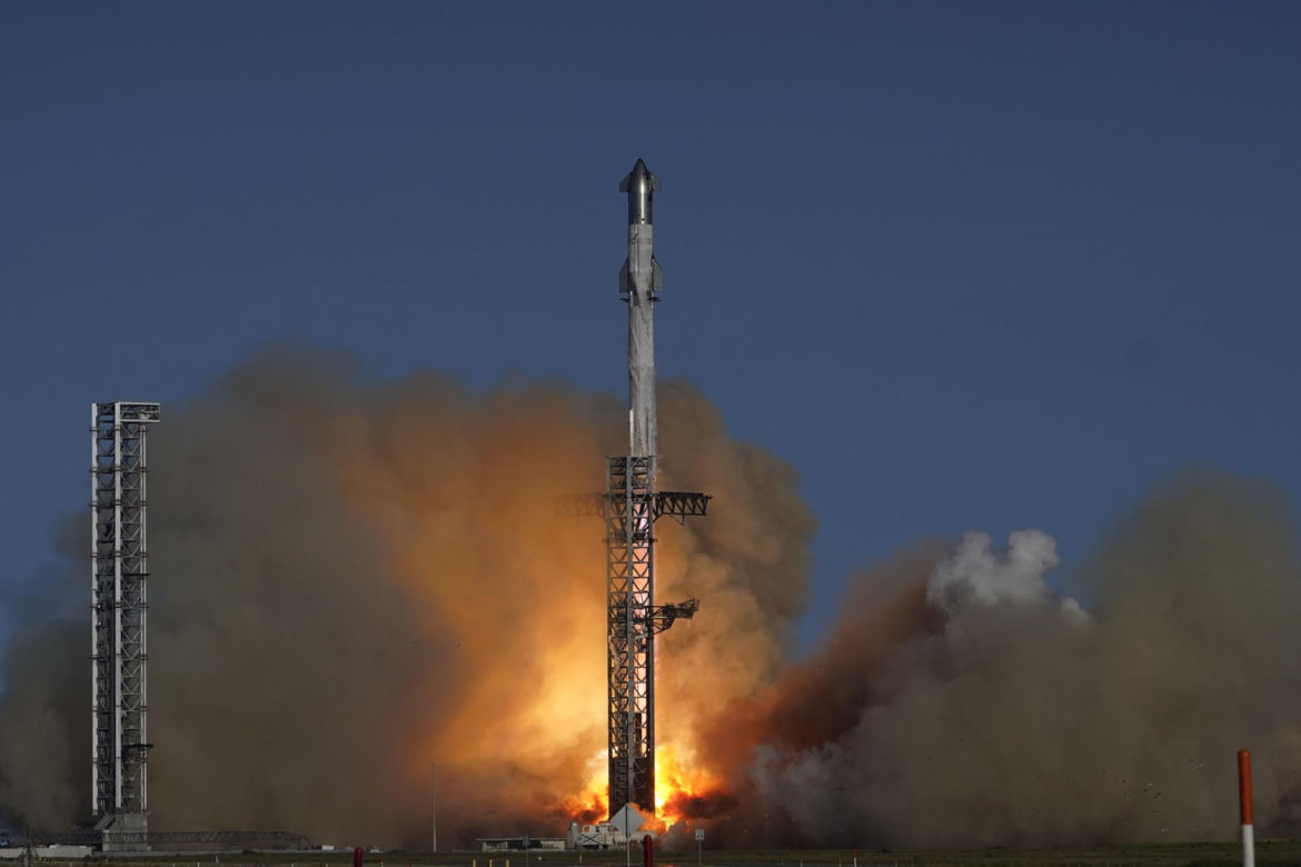 Statek kosmiczny Starship stracił w czwartek łączność z bazą i rozpadł się w powietrzu podczas swojego siódmego lotu próbnego. 