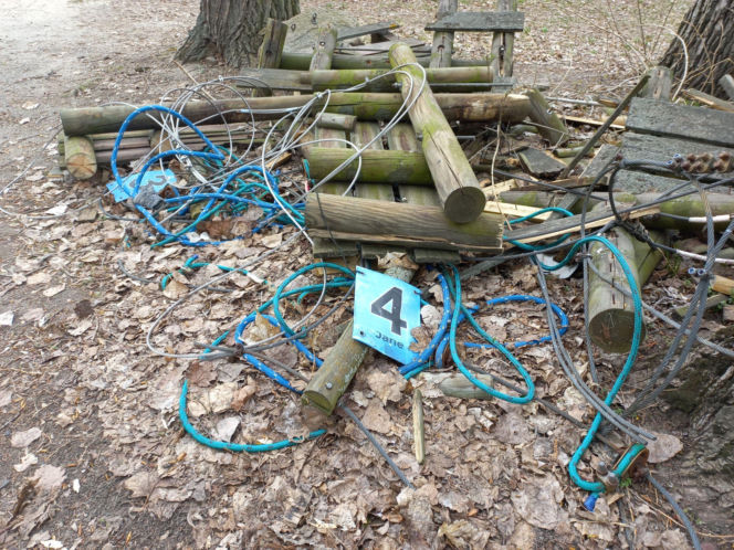 Rozbiórka Parku Linowego Tarzan w Parku Tysiąclecia w Lesznie