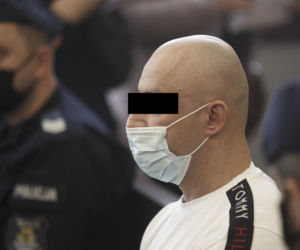 Spalili rodzinę, stanęli przed sądem