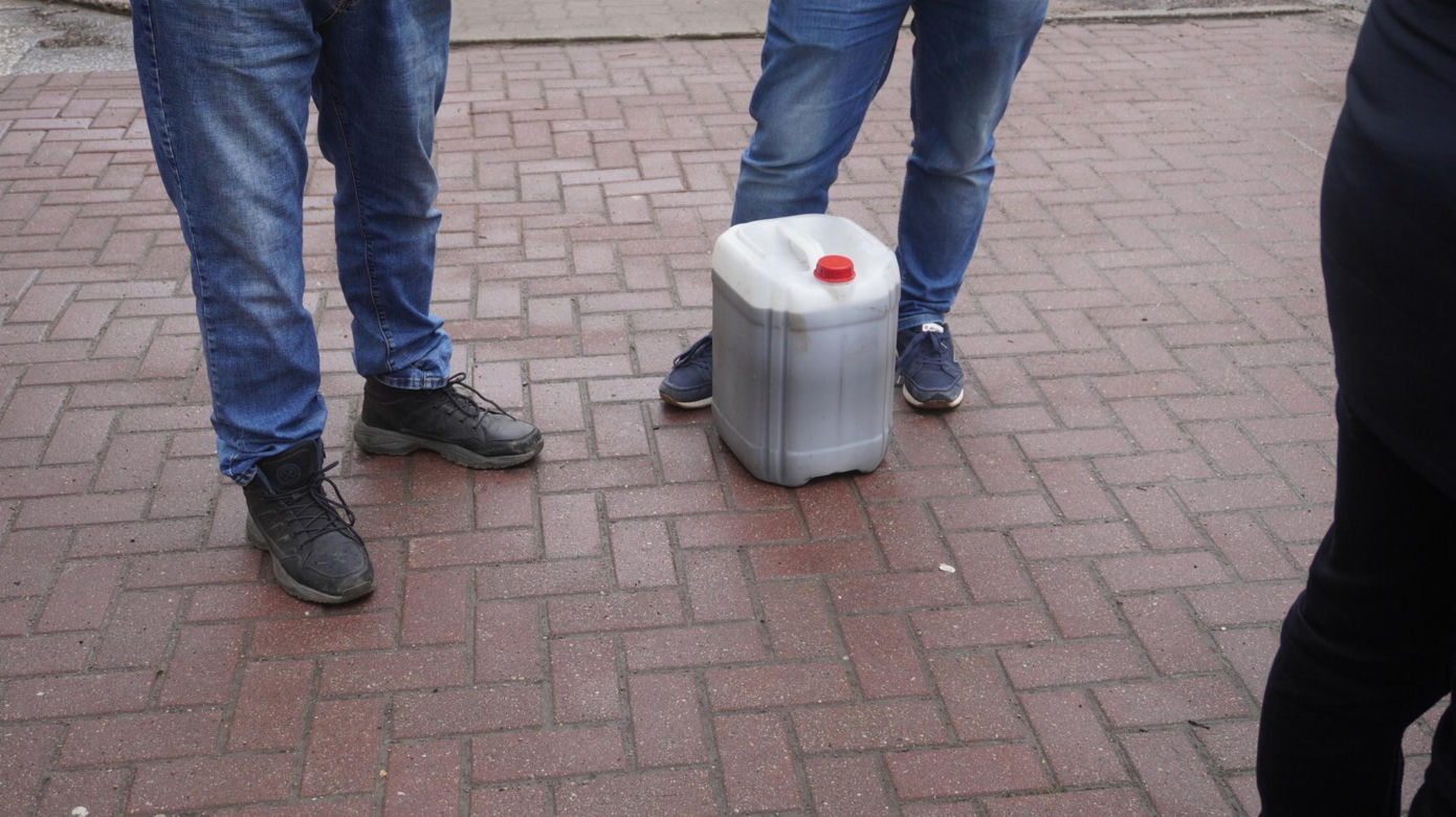 Rolnicy z Warmii i Mazur pod biurem posła Lewicy