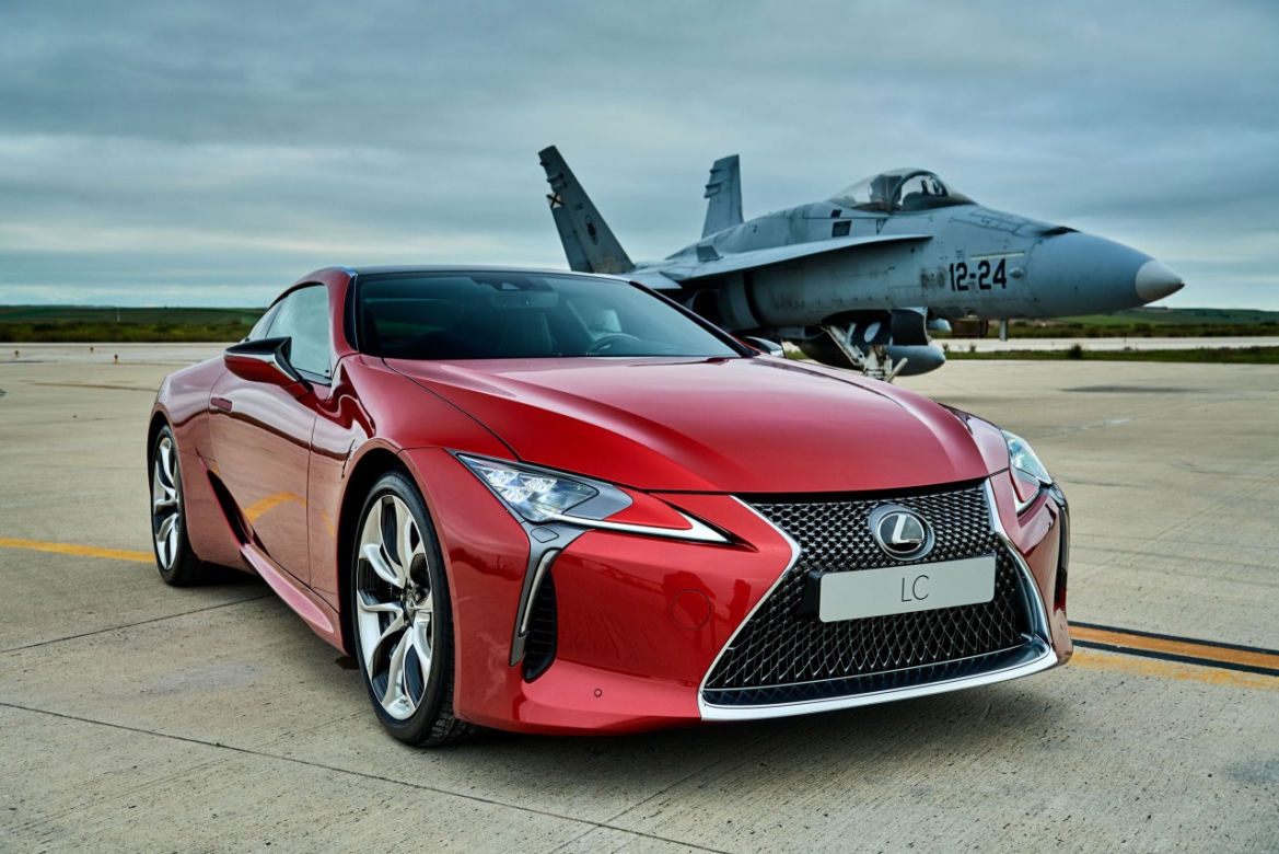 Lexus LC 500 ściga się z myśliwcem F-18