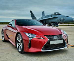 Lexus LC 500 ściga się z myśliwcem F-18