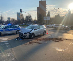 Olsztyn. Wypadek na skrzyżowaniu Dworcowej z Żołnierską. Kierowca nie miał prawa jazdy [ZDJĘCIA]