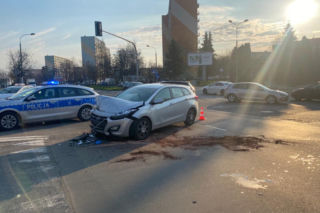 Olsztyn. Wypadek na skrzyżowaniu Dworcowej z Żołnierską. Kierowca nie miał prawa jazdy [ZDJĘCIA]